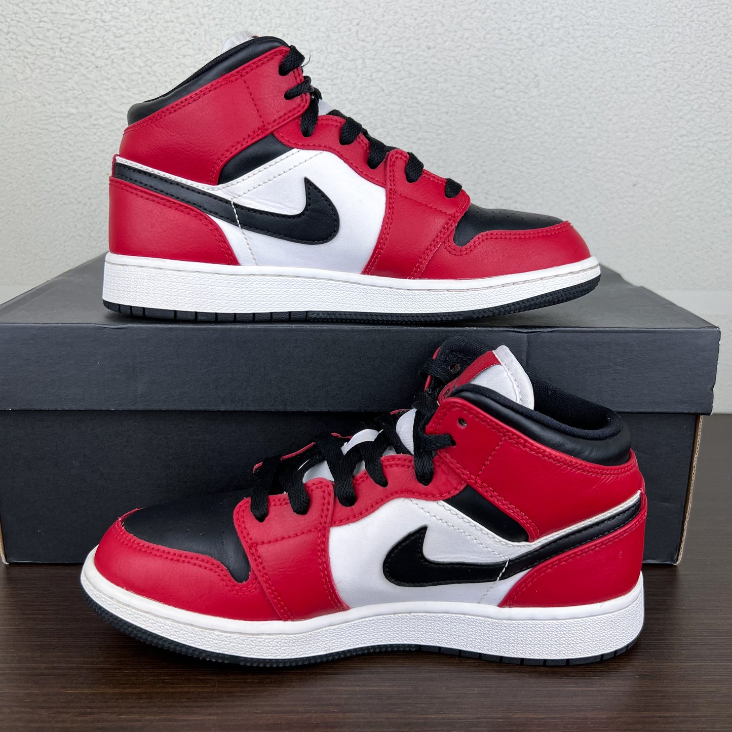Air Jordan 1 Mid Chicago Black Toe (GS)