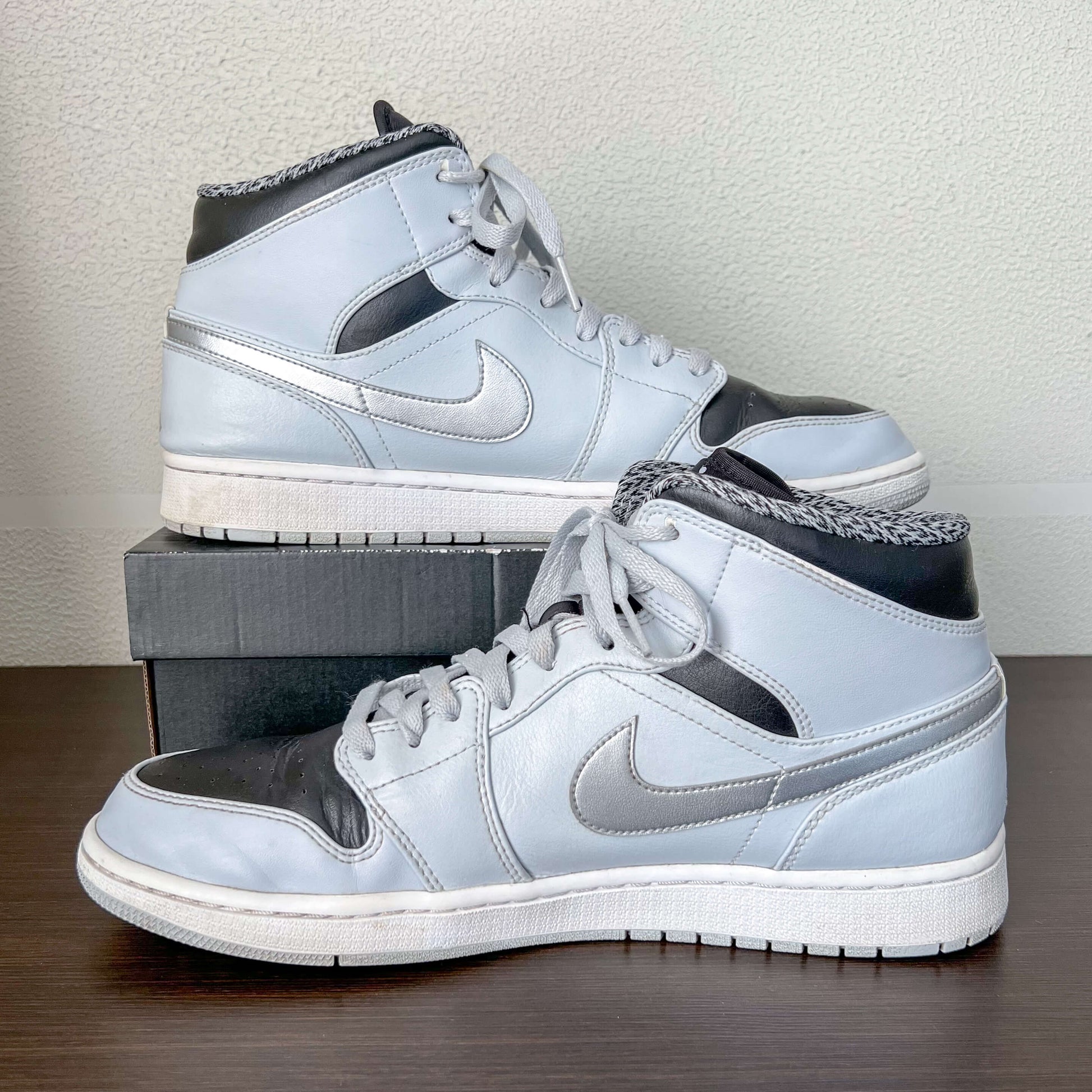 Air Jordan 1 Mid Wolf Gray