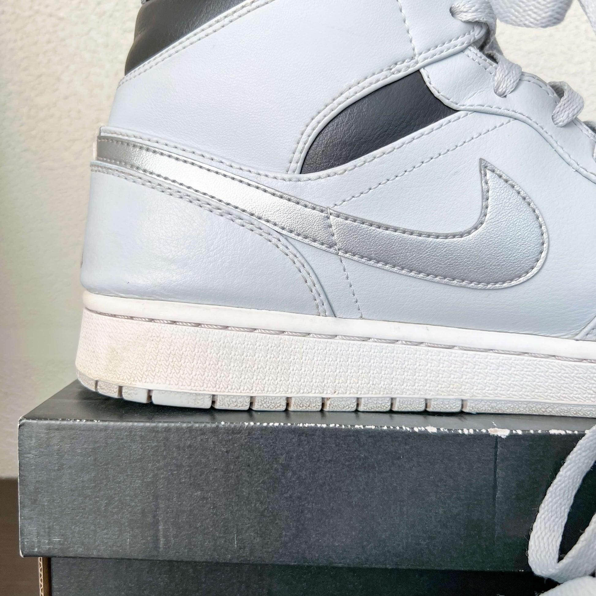 Air Jordan 1 Mid Wolf Gray