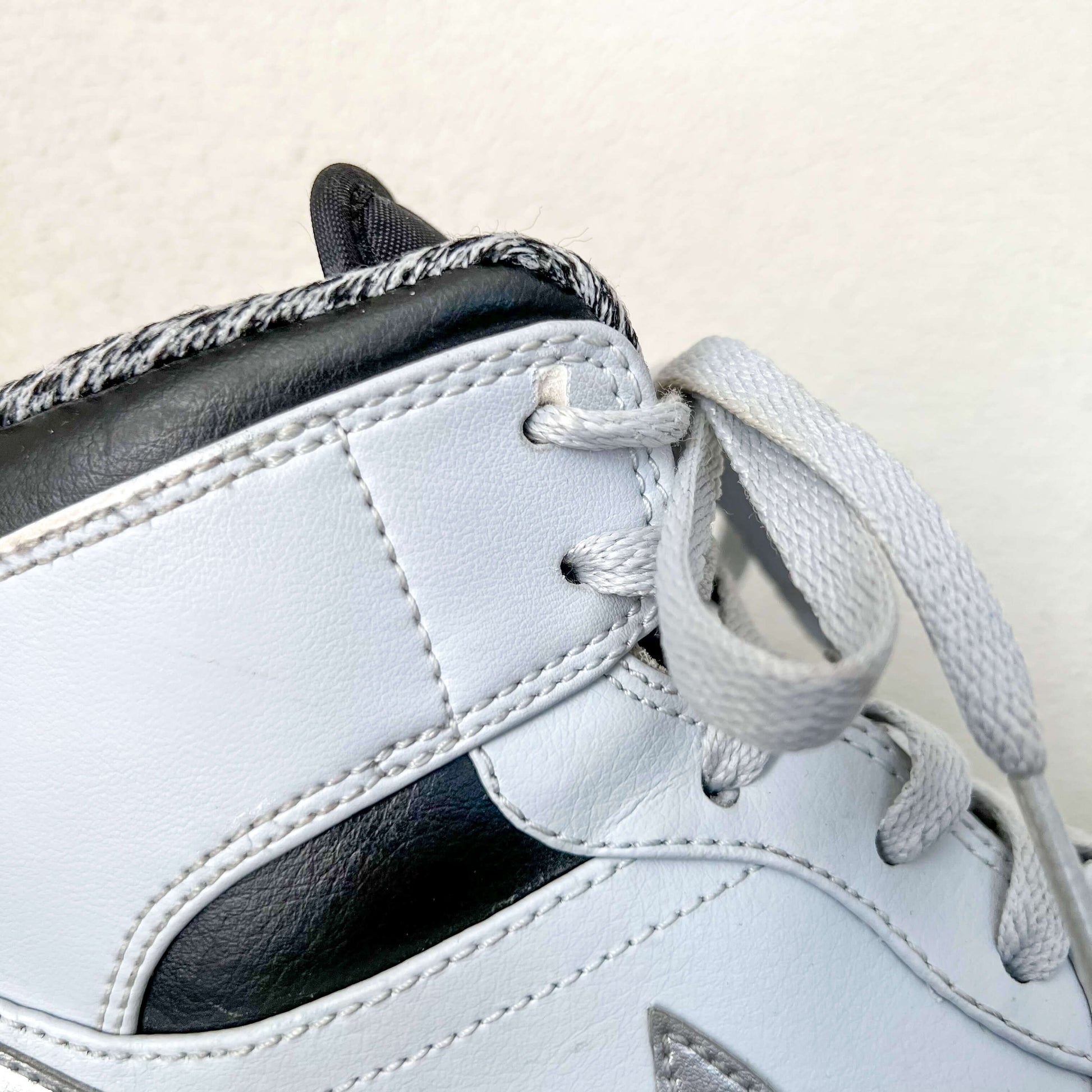 Air Jordan 1 Mid Wolf Gray